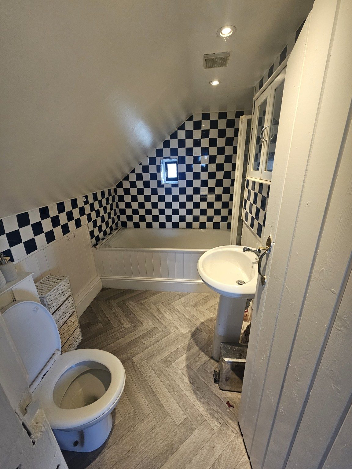 Yaffles Barn bathroom with bath